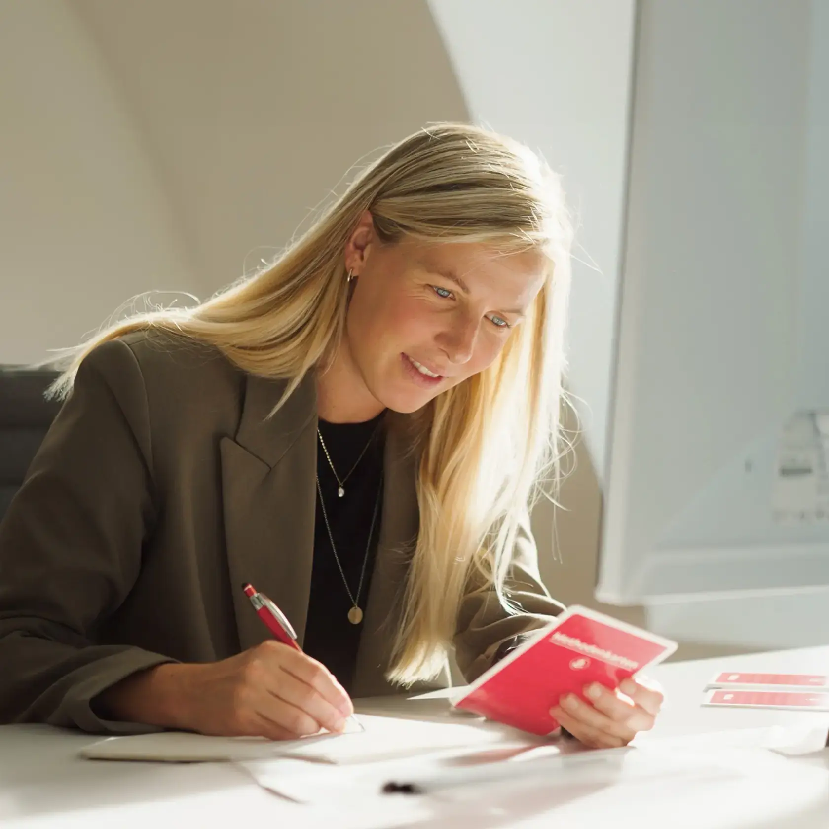Frau skizziert Storyboard am Schreibtisch für Imagefilm-Produktion