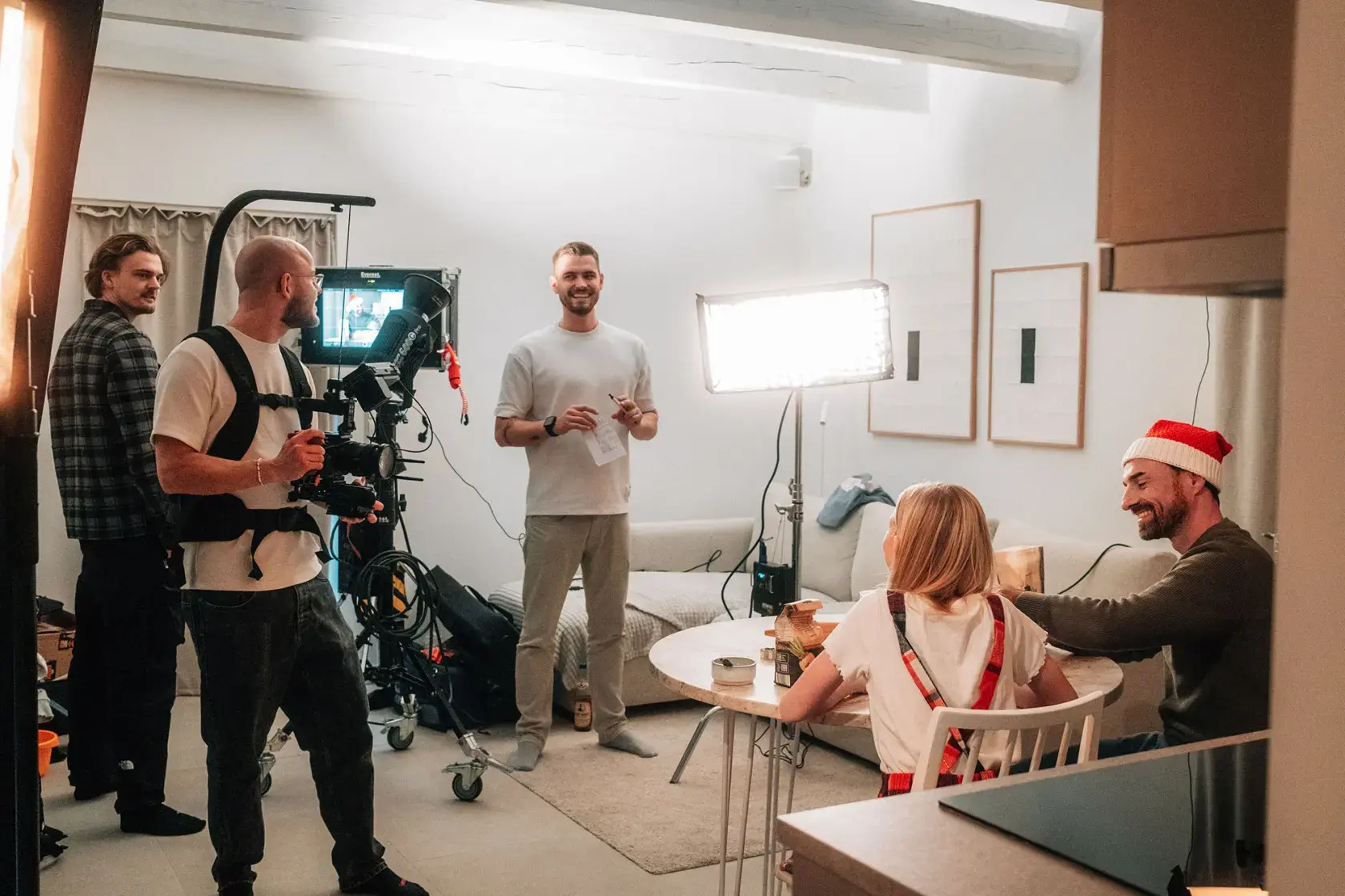 Filmset im Wohnzimmer – Mocanox Team beim inszenierten Familienspot mit professionellem Lichtsetup