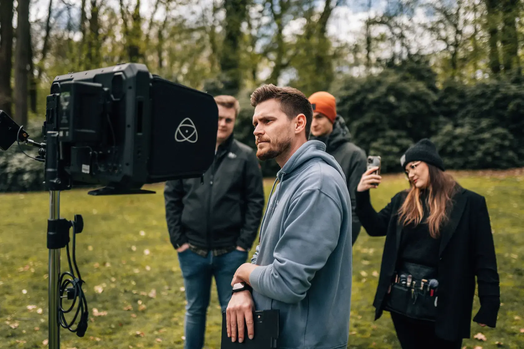 Mocanox Team bei Dreharbeiten im Grünen – Regieanweisung am professionellen Kamerasetup