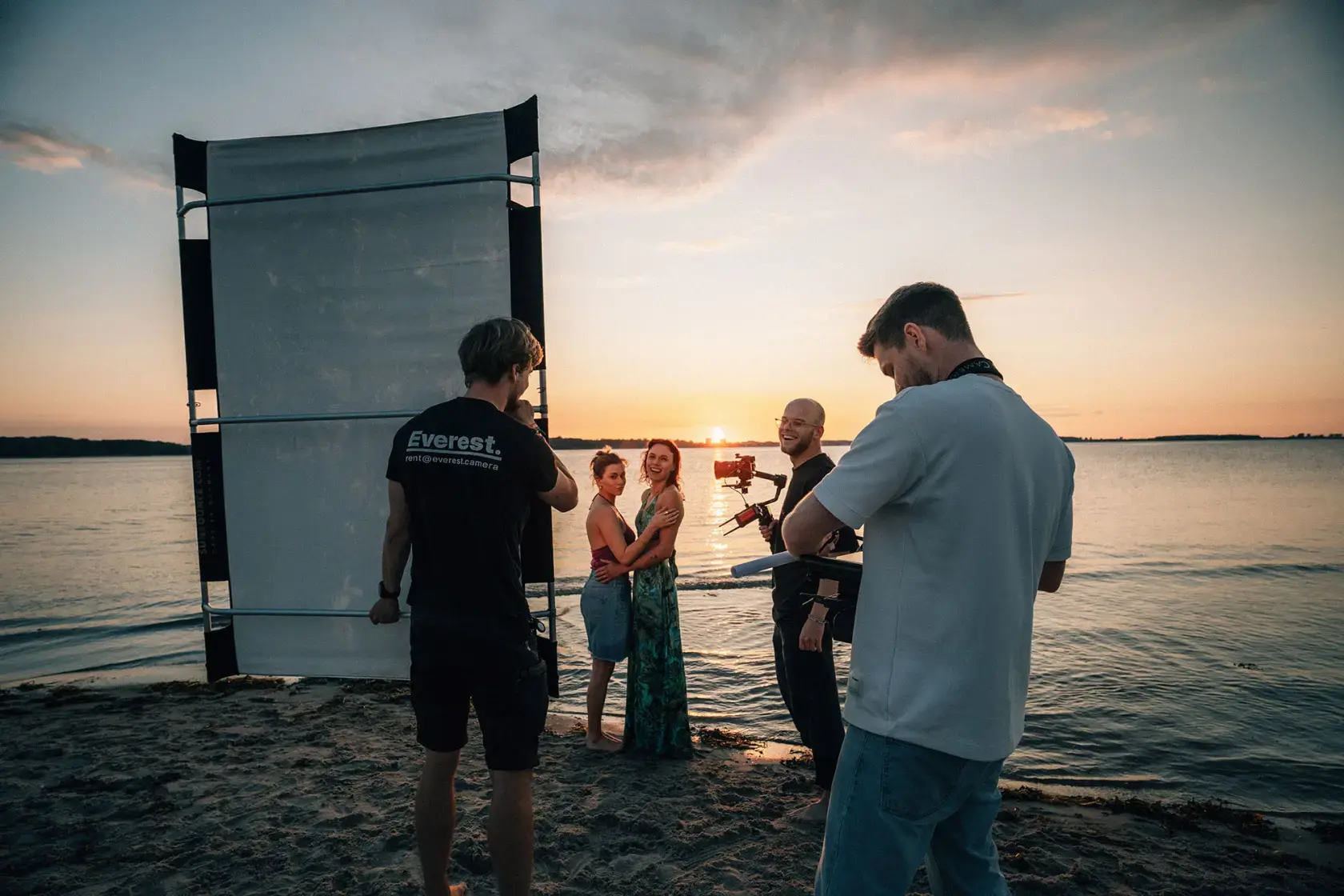 Dreharbeiten am Strand bei Sonnenuntergang – Mocanox Team produziert emotionalen Spot mit natürlichem Licht