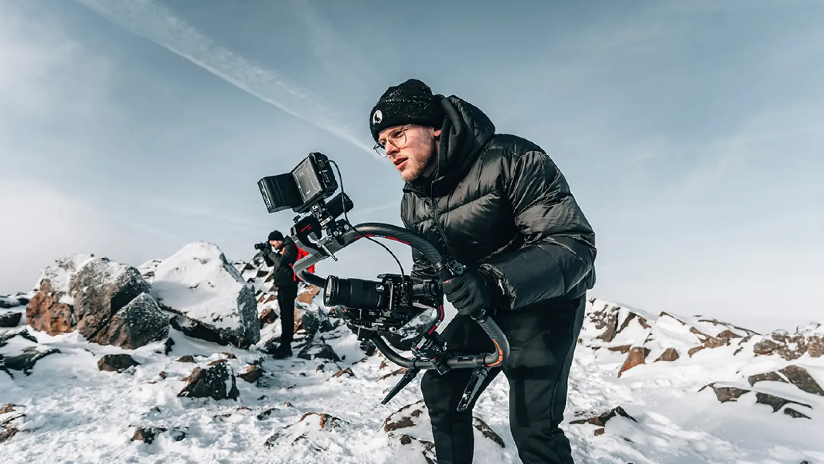 Videoproduktion im Schnee – Kameramann mit Gimbal dreht Outdoor-Content in winterlicher Berglandschaft für MOCANOX
